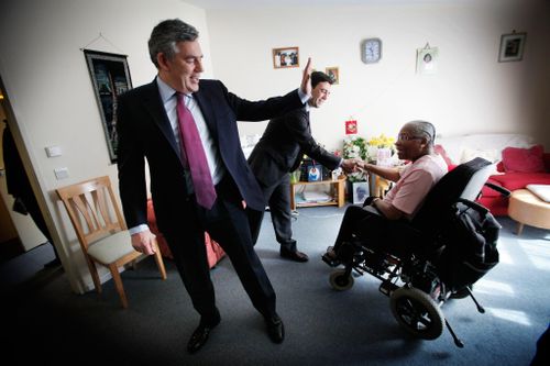 Cựu Thủ tướng Anh Gordon Brown (trái) và ông Andy Burnham (phải) đến thăm một cơ sở chăm sóc người cao tuổi ở London hồi năm 2010. Ảnh: New York Times.