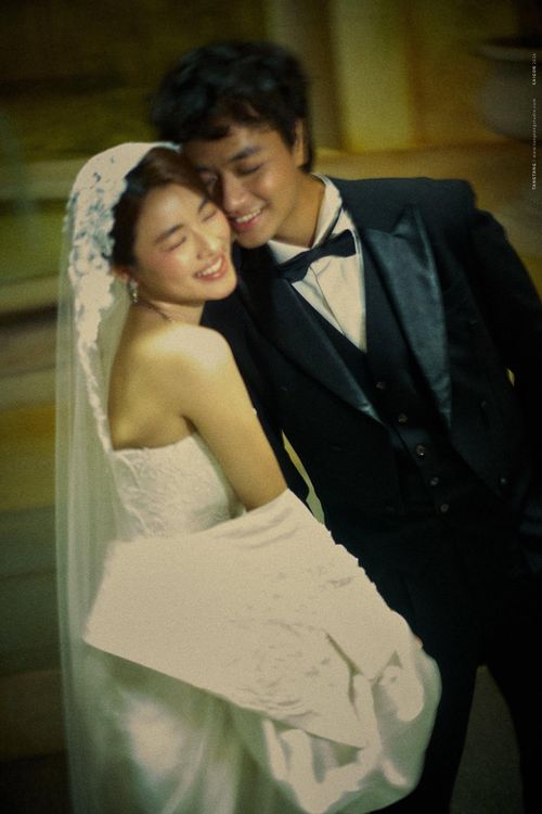 Dustin Tiêu (tên thật Tiêu Nguyễn Đức Anh), sinh năm 1997, là nhạc trưởng trẻ được đào tạo bài bản ở nước ngoài. Anh tốt nghiệp hệ trung cấp piano chuyên nghiệp tại Gracias Music Preparatory School (Hàn Quốc), sau đó tiếp tục theo học tại Nhạc viện Mahanaim ở New York (Mỹ). Bên cạnh đó, Dustin Tiêu còn hoàn thành các chương trình đào tạo về chỉ huy hợp xướng và chỉ huy dàn nhạc với sự hướng dẫn của những giảng viên đến từ Đại học Yale và Viện Âm nhạc Quốc gia Bulgaria.