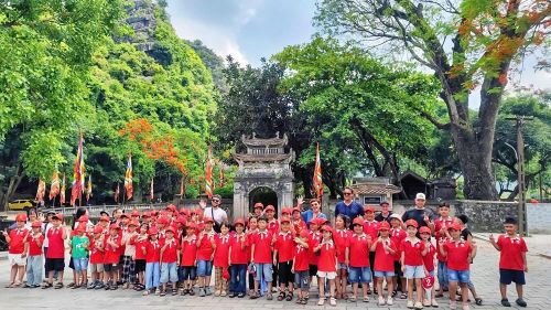 Các em học sinh vô cùng thích thú khi được tham quan và tìm hiểu văn hóa, lịch sử tại Khu du tích quốc gia đặc biệt Cố đô Hoa Lư