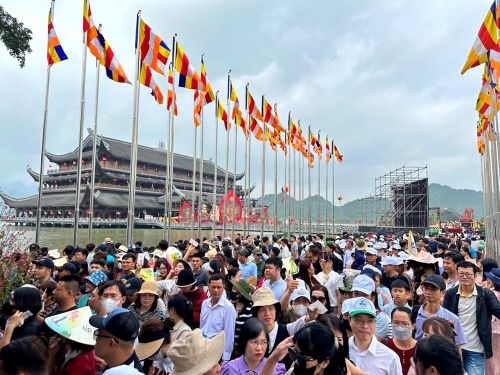 Hàng vạn du khách về tham dự Lễ hội chùa Tam Chúc đầu Xuân
