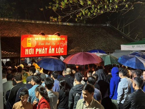 Dòng người "đội mưa" xuyên đêm tham dự Lễ hội Khai ấn đền Trần