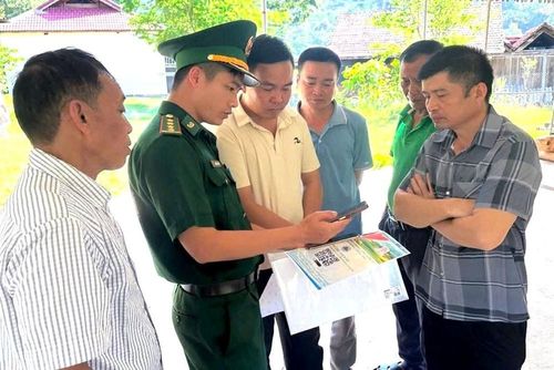Những người lính quân hàm xanh mang chuyển đổi số đến với đồng bào vùng biên
