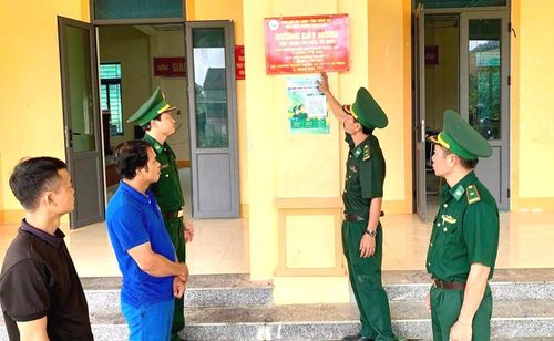 Từ những chiếc điện thoại thông minh, người dân vùng biên đang trở thành “tai mắt” giữ bình yên bản làng