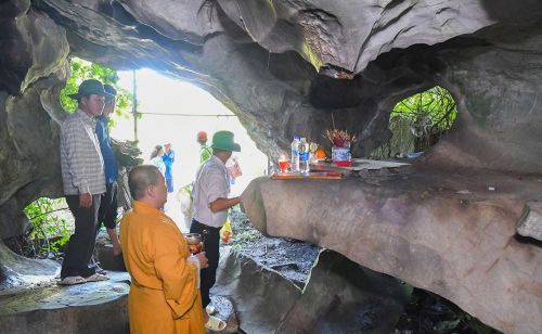 Ban tổ chức dọn dẹp để trả lại không gian trang nghiêm của Khu di tích