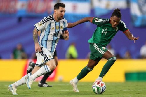 Messi (trái) là mối đe dọa lớn nhất cho hàng thủ của tuyển Áo