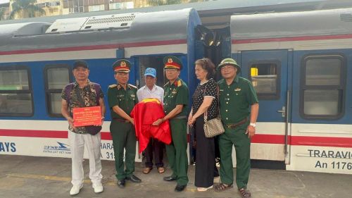 Trung tướng Trần Tấn Hùng, Phó Chủ tịch thường trực Hội Hỗ trợ gia đình liệt sĩ Việt Nam đón hài cốt liệt sĩ Nguyễn Xuân Hồng tại Ga Hà Nội