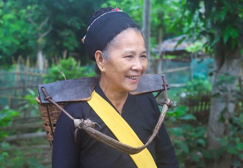 Trong bộ trang phục truyền thống của người phụ nữ Ơ Đu, khăn quấn đầu thường không thêu hoa văn. Ảnh: Xuân Tiến - TTXVN