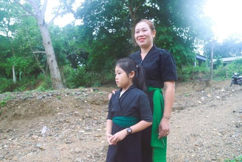 Hai mẹ con người Ơ Đu trong trang phục truyền thống của dân tộc mình. Ảnh: Xuân Tiến - TTXVN