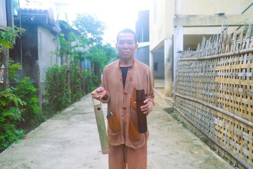Người đàn ông trong bộ trang phục truyền thống của nam giới Ơ Đu. Áo, quần của đàn ông Ơ Đu thiết kế khá giản dị, chú trọng đến sự thoải mái trong lao động, sinh hoạt. Ảnh: Xuân Tiến - TTXVN