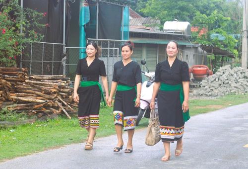 Phụ nữ bản Văng Môn (xã Nga My, tỉnh Nghệ An) trong trang phục truyền thống của người phụ nữ Ơ Đu với váy, áo màu đen, kiểu dáng đơn giản nhưng tinh tế; dây thắt lưng màu xanh. Tất cả được làm thủ công từ vải sợi bông tự dệt. với Ảnh: Xuân Tiến - TTXVN
