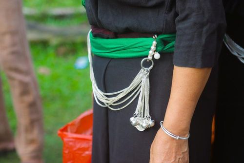 Phụ nữ dân tộc Ơ Đu còn dùng xà tích (bộ dây chuyền hoặc một chuỗi các vật phẩm nhỏ, thường được làm bằng bạc) làm trang sức đeo quanh nơi eo và đeo vòng bạc ở cổ tay để làm đẹp. Ảnh: Xuân Tiến - TTXVN