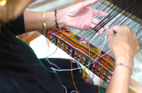 Kỹ thuật “chạy sợi” khá phức tạp, đòi hỏi sự tinh tế để tạo hoa văn trang trí trên chân váy của bộ trang phục truyền thống của phụ nữ Ơ Đu. Ảnh: Xuân Tiến - TTXVN