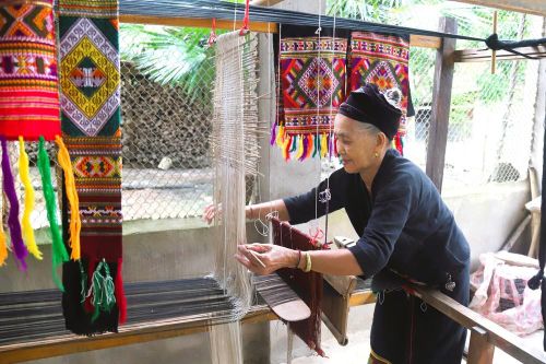 Để làm ra một bộ trang phục truyền thống của người Ơ Đu cần sự kiên trì, tỉ mỉ và mất nhiều thời gian vì các công đoạn đều phải dệt bằng thủ công. Ảnh: Xuân Tiến - TTXVN