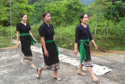 Họa tiết trang trí trên chân váy của phụ nữ Ơ Đu có những nét độc đáo bởi thường thêu các hình khối, đường riềm trang trí với kỹ thuật “chạy sợi” và phối màu tinh tế, tạo nên một phong cách thêu riêng biệt. Đây là đặc điểm để có thể dễ dàng phân biệt trang phục truyền thống của người Ơ Đu với trang phục các dân tộc Thái, Khơ Mú… Ảnh: Xuân Tiến - TTXVN