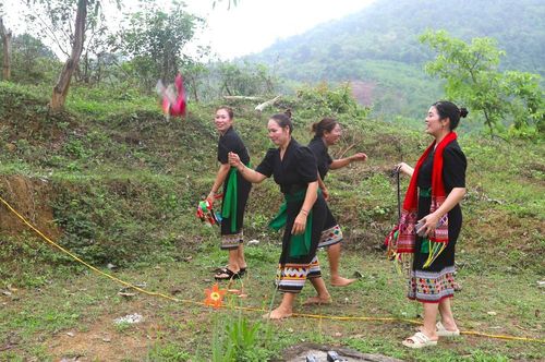 Trang phục truyền thống của người phụ nữ Ơ Đu không chỉ phục vụ cho cuộc sống hàng ngày mà còn được sử dụng trong các dịp lễ hội, giúp gìn giữ và phát huy bản sắc văn hóa của dân tộc Ơ Đu. Ảnh: Xuân Tiến - TTXVN