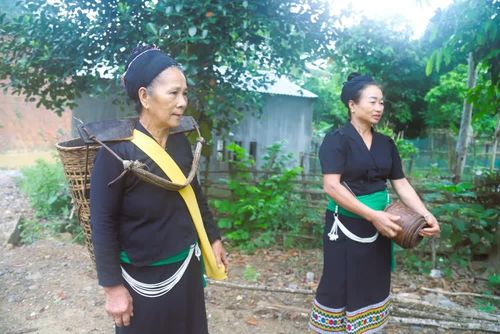 Các bộ phận thân váy, áo và khăn đội đầu trong trang phục truyền thống của người phụ nữ Ơ Đu thường có màu đen. Trong đó, áo không có khuy, cúc mà dùng các sợi dây vải màu đen buộc chéo. Ảnh: Xuân Tiến - TTXVN