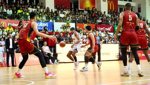 Ngôi sao dự bị Ariyon Williams của Hanoi Buffaloes đi bóng và đột phá lắt léo.