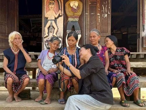 Tác giả (cầm máy ảnh) với bà con thôn Ta Lang, xã A Vương, thành phố Đà Nẵng.