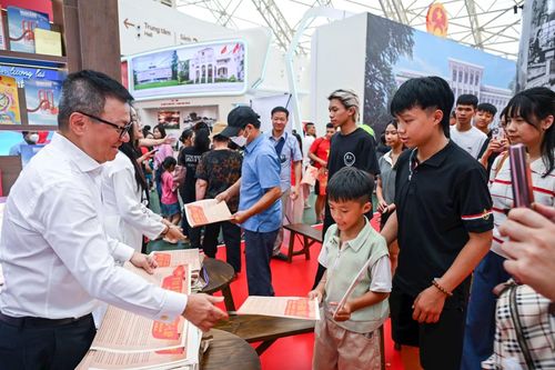 Bạn đọc trẻ hào hứng đón nhận phụ san của Báo Nhân Dân.