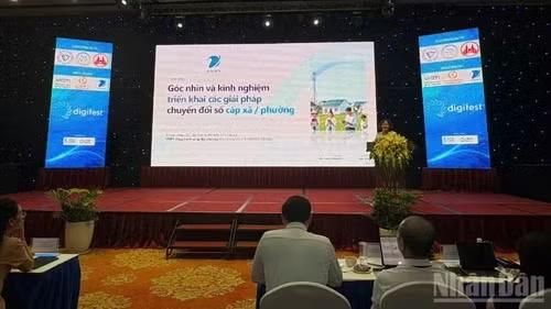 Hội thảo tập huấn triển khai mô hình chuyển đổi số cấp xã, phường do Cục Chuyển đổi số quốc gia (Bộ Khoa học và Công nghệ), Viện Sáng tạo và Chuyển đổi số phối hợp Tập đoàn Bưu chính Viễn thông Việt Nam (VNPT) tổ chức. (Ảnh: Báo Nhân Dân)