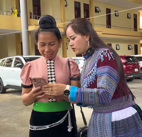 Nông dân Điện Biên học cách sử dụng điện thoại thông minh để bán hàng. (Ảnh: Báo Nhân Dân)