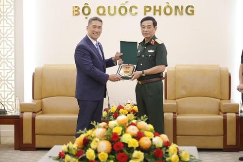 Đại tướng Phan Văn Giang, Ủy viên Bộ Chính trị, Phó Bí thư Quân ủy Trung ương, Phó Thủ tướng Chính phủ, Bộ trưởng Quốc phòng và quyền Bộ trưởng Hải quân Hoa Kỳ Hùng Cao.