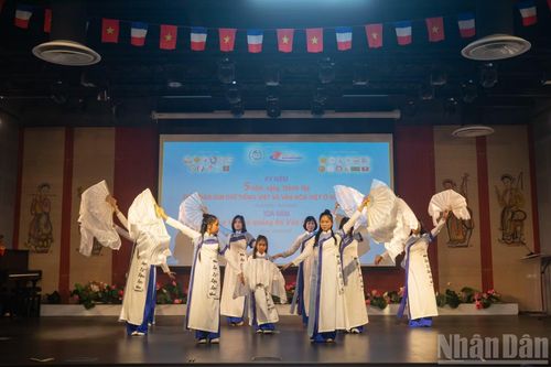 Tiết mục văn nghệ tại chương trình do các học sinh Trường tiếng Việt Lạc Long Quân tại Warszawa (Ba Lan) biểu diễn.