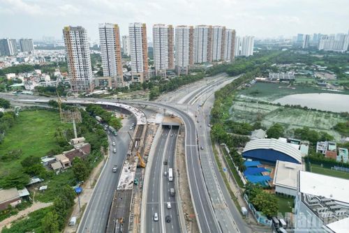  Sau hơn 3 năm triển khai, dự án nút giao An Phú đã hoàn thành khoảng 75% khối lượng. Công trình hơn 3.400 tỷ đồng đang dần thành hình và dự kiến hoàn thành vào quý IV/2026, góp phần hoàn thiện mạng lưới giao thông cửa ngõ phía đông Thành phố Hồ Chí Minh. 
