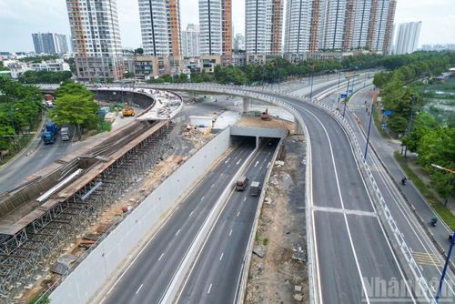 Hiện nhánh cầu N4, kết nối từ đường Đồng Văn Cống ra Đại lộ Mai Chí Thọ, đã cơ bản thành hình. Đơn vị thi công đang tập trung hoàn thiện phần nhịp dẫn và các hạng mục kỹ thuật, phấn đấu hoàn thành để thông xe vào quý IV/2026.