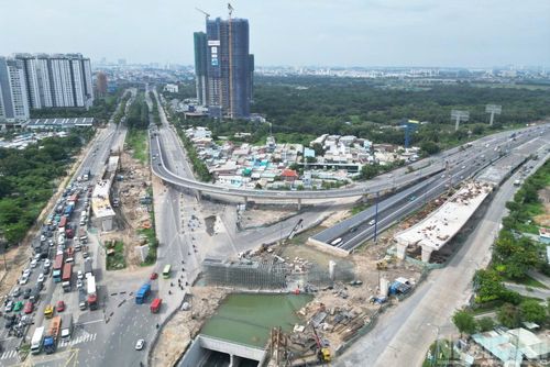 Trước đó, nhánh cầu vượt N2 đã được đưa vào khai thác, cho phép các phương tiện ô-tô lưu thông một chiều từ tuyến cao tốc Thành phố Hồ Chí Minh-Long Thành-Dầu Giây rẽ phải vào Đại lộ Mai Chí Thọ, theo hướng đi nút giao Cát Lái hoặc đường Võ Nguyên Giáp.