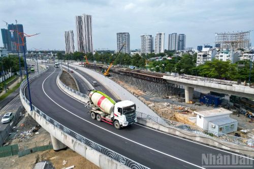 Dự án nút giao An Phú được khởi công cuối năm 2022 với tổng mức đầu tư hơn 3.400 tỷ đồng. Đây là nút giao 3 tầng quy mô lớn, kết nối các trục giao thông quan trọng gồm cao tốc Thành phố Hồ Chí Minh-Long Thành-Dầu Giây, Đại lộ Mai Chí Thọ, đường Lương Định Của, Nguyễn Thị Định và Đồng Văn Cống.