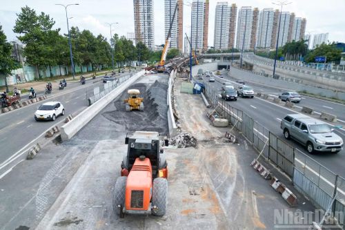 Ghi nhận của phóng viên tại công trường, hàng trăm kỹ sư, công nhân cùng nhiều máy móc, thiết bị đang được huy động để thi công liên tục, bảo đảm tiến độ các hạng mục.