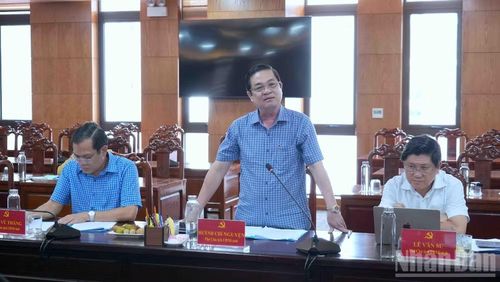Phó Chủ tịch Ủy ban nhân dân tỉnh Cà Mau Huỳnh Chí Nguyện nêu một số khó khăn trong lĩnh vực kêu gọi đầu tư tại các khu công nghiệp.
