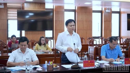 Giám đốc Sở Nông nghiệp và Môi trường tỉnh Cà Mau tham gia ý kiến tại cuộc họp, nói về dư địa tăng trưởng trong lĩnh vực nông nghiệp, thủy sản của Cà Mau.