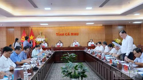Quang cảnh cuộc họp Ban Chỉ đạo đẩy nhanh tốc độ tăng trưởng GRDP tỉnh Cà Mau chiều 22/6.
