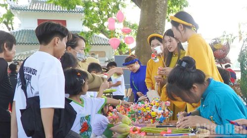 Du khách tham quan, mua sắm tại Lễ hội Sen Đồng Tháp. (Ảnh: HỮU NGHĨA)