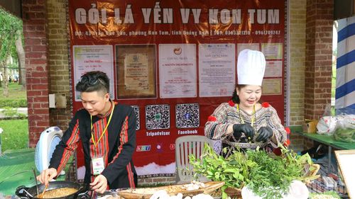 Gian hàng tại không gian ẩm thực sen.
