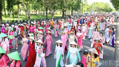 Diễu hành áo dài sen trên đường phố Cao Lãnh.