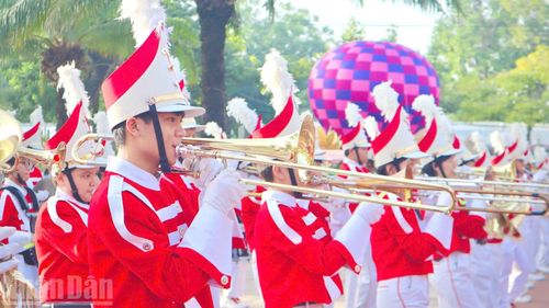 Thiếu nhi biểu diễn trống kèn trên đường phố Cao Lãnh.