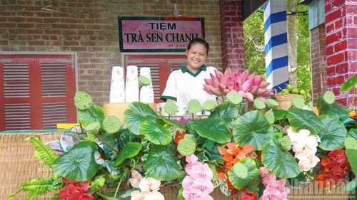 Không gian ẩm thực sen với những gian hàng được bài trí bắt mắt. (Ảnh: HỮU NGHĨA)