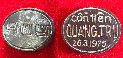 Mặt di vật khắc chữ “Bùi Văn Biên” (bên trái) và “Cồn Tiên Quảng Trị 26.3.1975”.