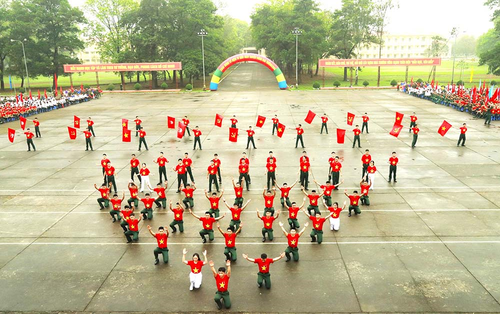 Hoạt động múa hát tập thể thu hút đông đảo học viên Trường Sĩ quan Lục quân 1 tham gia. Ảnh: LÊ CHÍNH 
