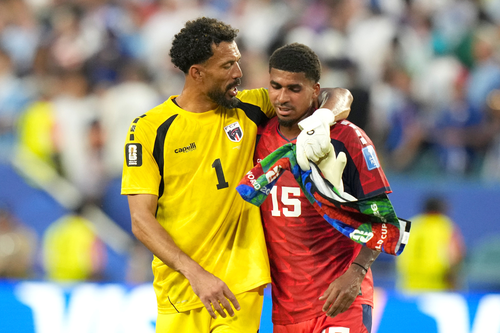Thủ thành Vozinha (trái) động viên đồng đội sau trận hòa 2-2 giữa Cape Verde và Uruguay, lượt trận 2 bảng H World Cup 2026. Ảnh: AP