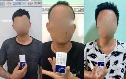 Các đối tượng liên quan đến ma túy bị Công an xã Điện Bàn Tây xử lý.