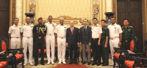  Lãnh đạo TPHCM và đoàn Hải quân Ấn Độ chụp ảnh lưu niệm. Ảnh: THỤY VŨ 