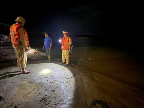 Phương tiện vận chuyển cát lậu bị bắt giữ.