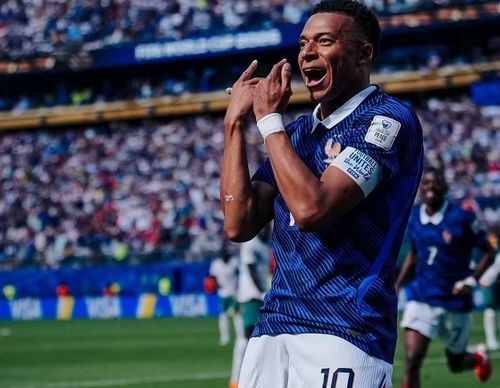 Pháp khởi đầu bảng I bằng chiến thắng 3-1 trước Senegal, trong đó siêu sao Kylian Mbappe thể hiện phong độ cao với một cú đúp bàn thắng.