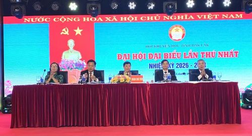 Đoàn Chủ tịch điều hành Đại hội đại biểu Hội Khuyến học tỉnh Đắk Lắk lần thứ I, nhiệm kỳ 2026-2031.