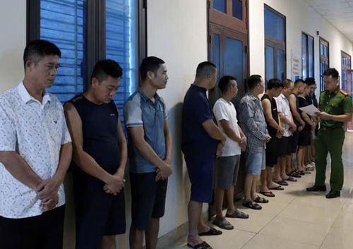Các đối tượng tại cơ quan công an.