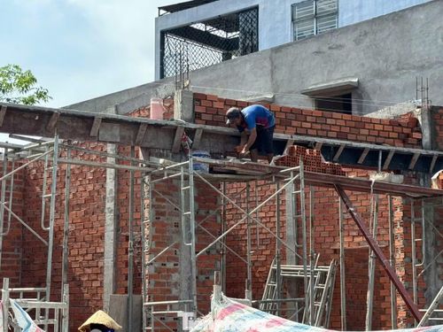 Một ngôi nhà được xây dựng lại sau khi phá dỡ công trình trên phần đất vướng vào lộ giới quốc lộ 13.